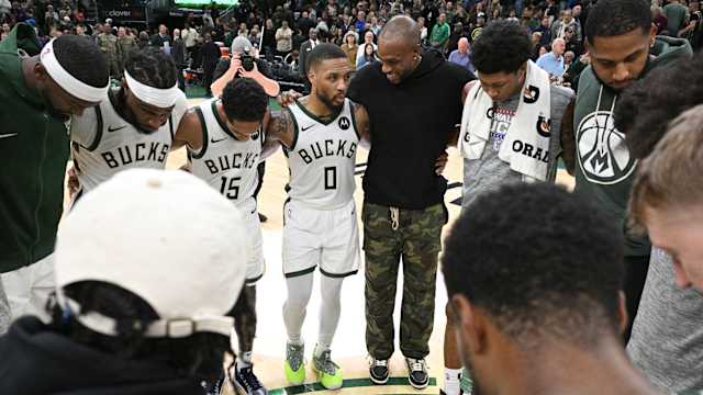  Milwaukee Bucks guard Cameron Payne (15), Milwaukee Bucks guard Damian Lillard (0) and Milwaukee Bucks forward Khris Middleton (22) and the rest of the Milwaukee Bucks huddle up